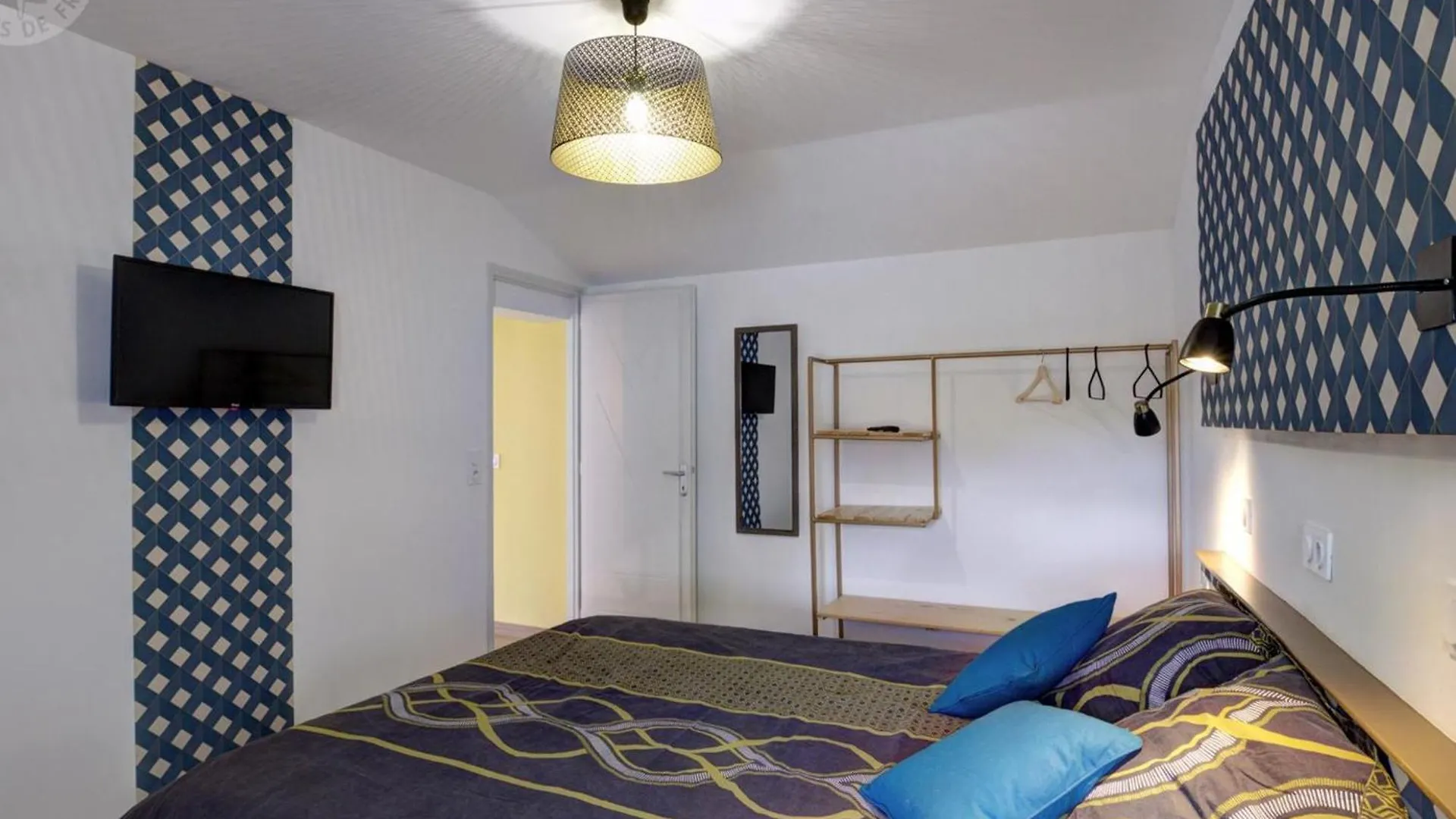 Gite Confort A Balbigny : 2 Chambres, Terrasse, Jeux, Equipements Modernes, Charges Incluses - Fr-1-496-282 0*,  Francie