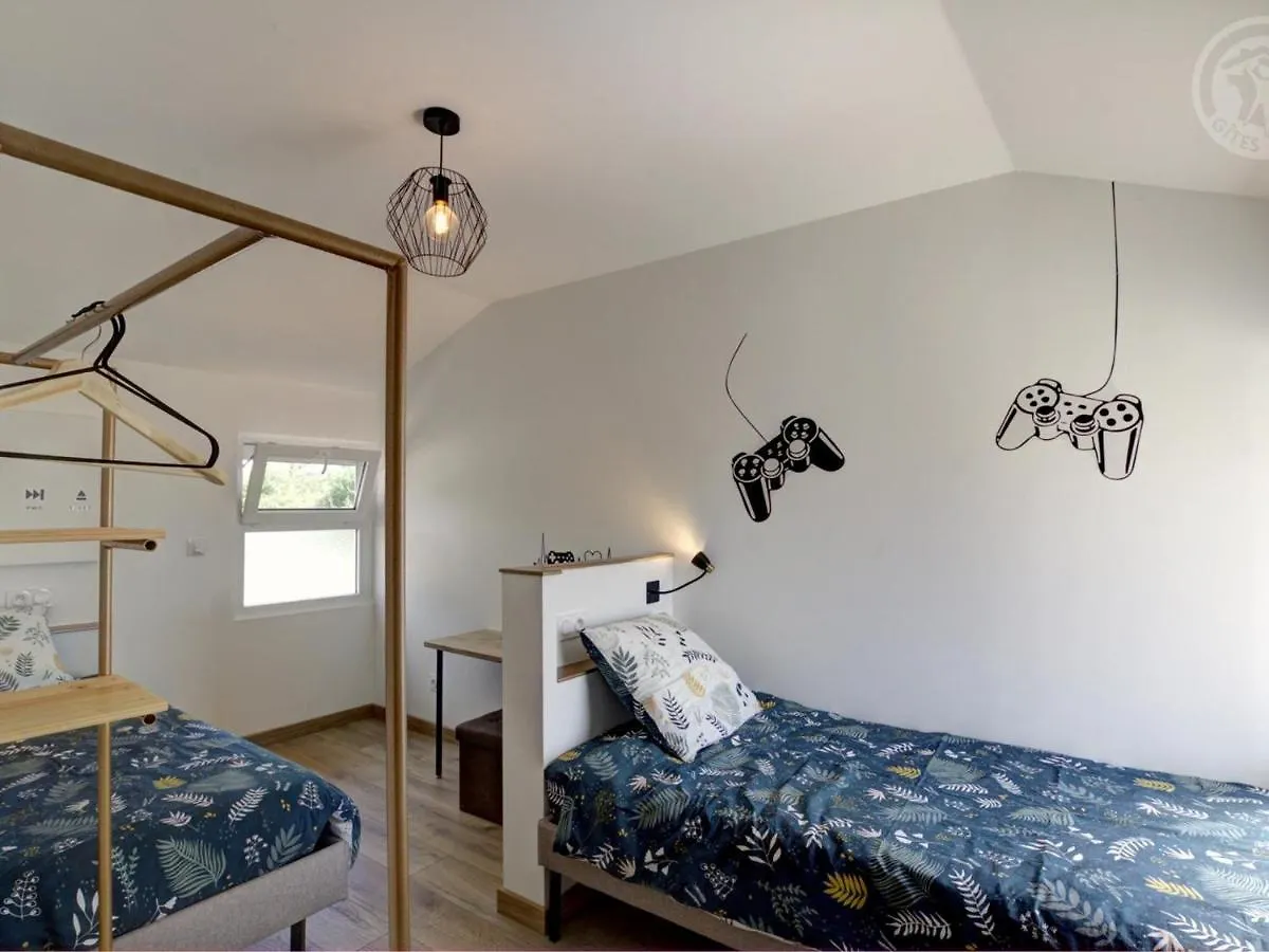 Gite Confort A Balbigny : 2 Chambres, Terrasse, Jeux, Equipements Modernes, Charges Incluses - Fr-1-496-282 Holiday home