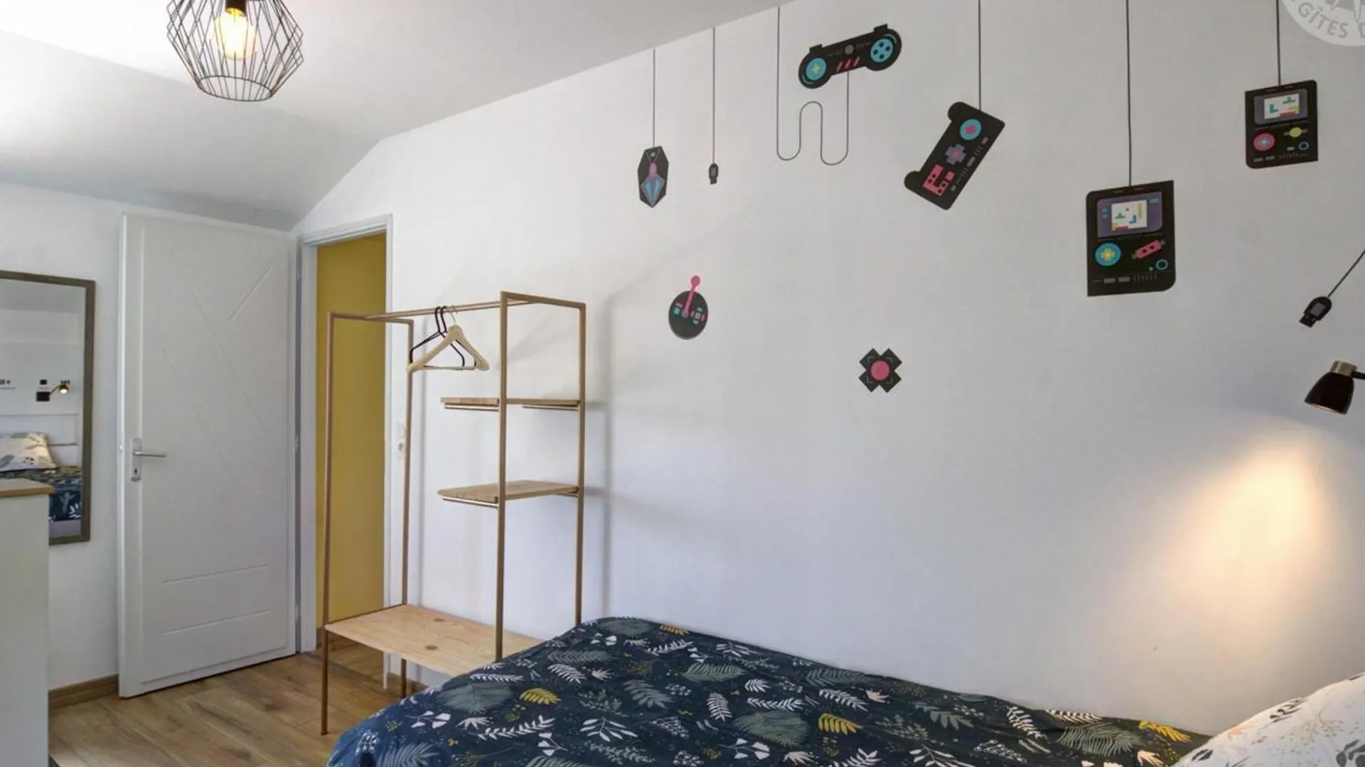 Gite Confort A Balbigny : 2 Chambres, Terrasse, Jeux, Equipements Modernes, Charges Incluses - Fr-1-496-282