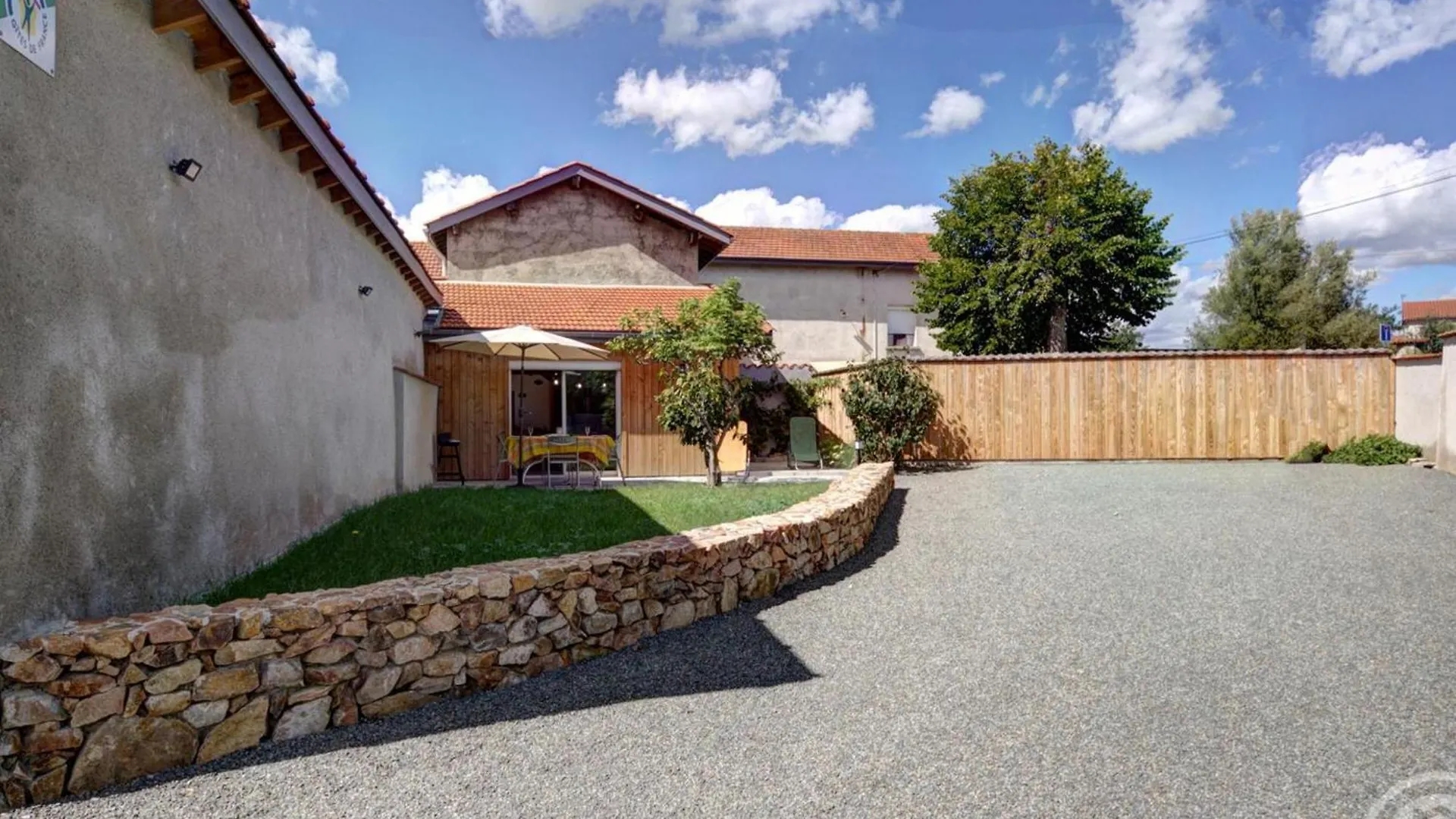 Gite Confort A Balbigny : 2 Chambres, Terrasse, Jeux, Equipements Modernes, Charges Incluses - Fr-1-496-282 Holiday home