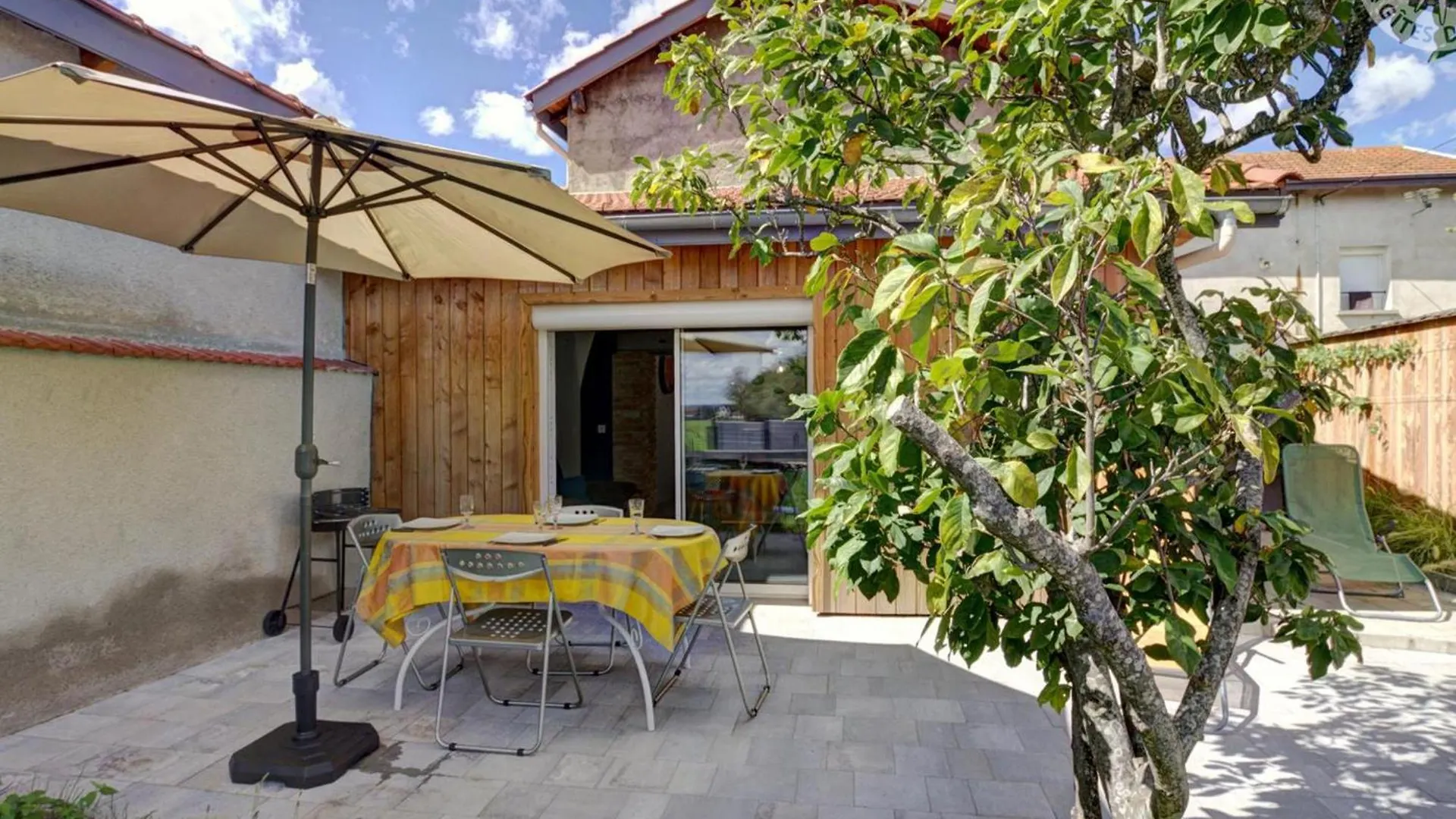 Holiday home Gite Confort A Balbigny : 2 Chambres, Terrasse, Jeux, Equipements Modernes, Charges Incluses - Fr-1-496-282 France